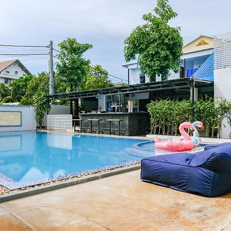 Queentown Hostel Siem Reap Bagian luar foto