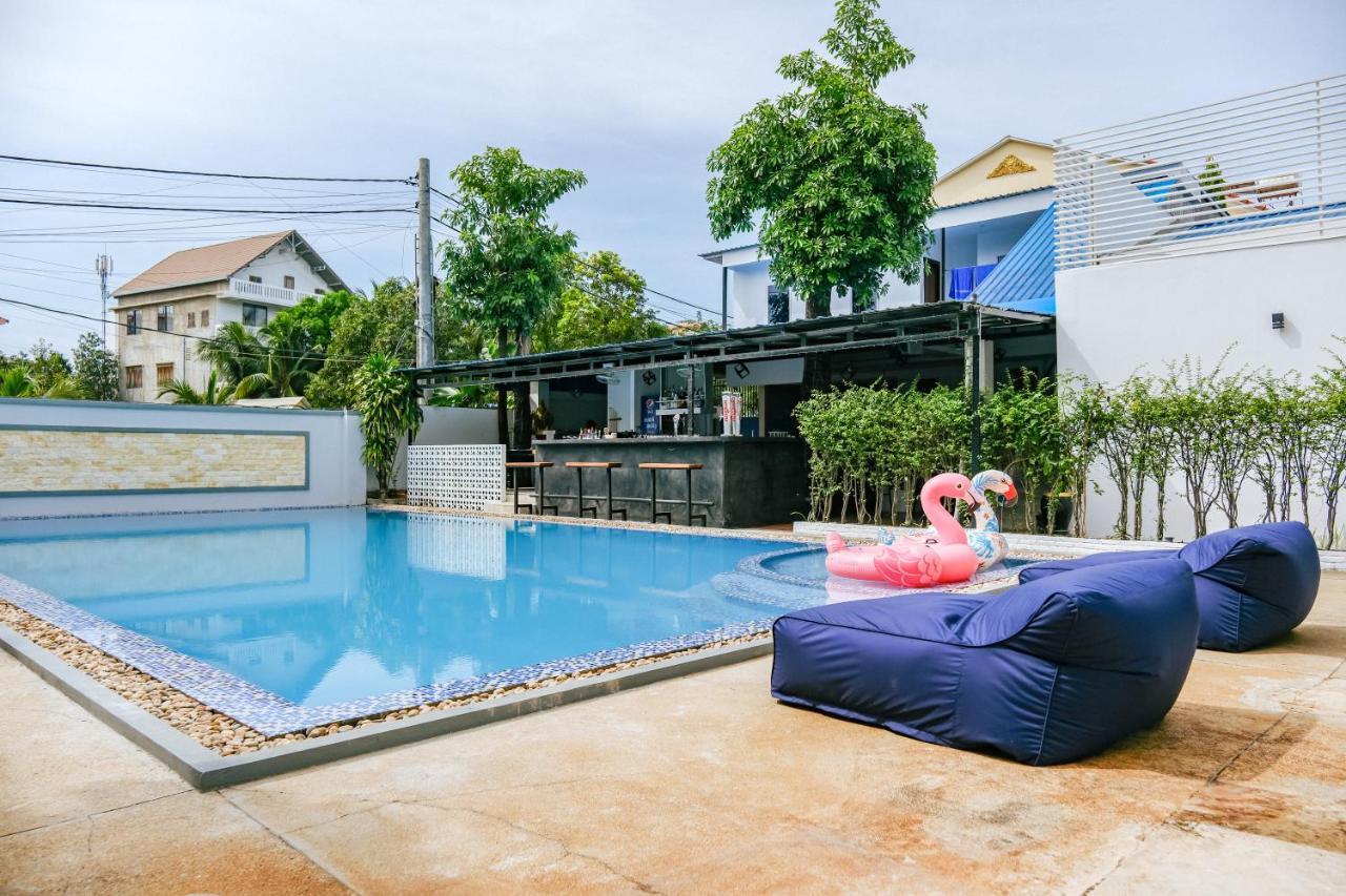 Queentown Hostel Siem Reap Bagian luar foto